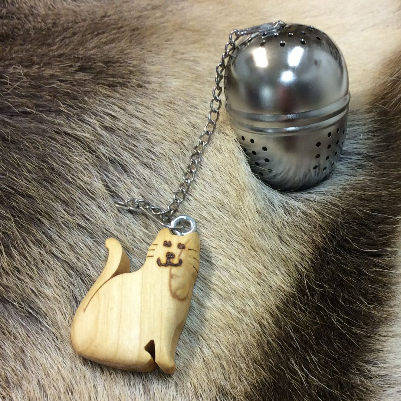 32-317 Teepallo, kissa istuva